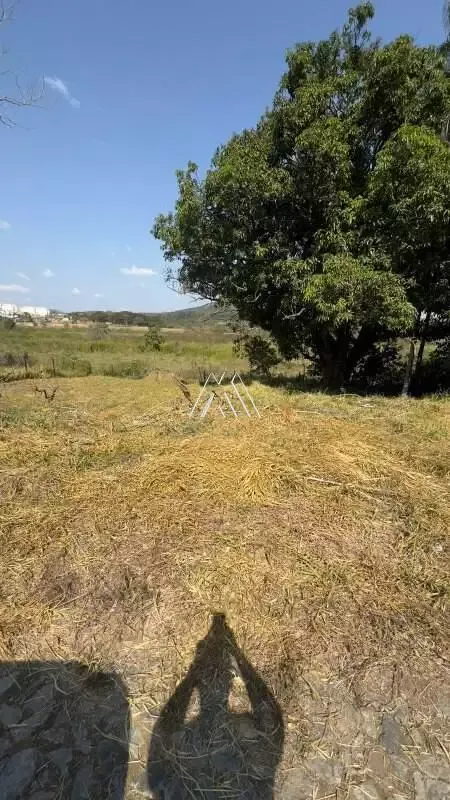 Vendo lote em Itaúna com ótima localização! — 450 m² no Garcias