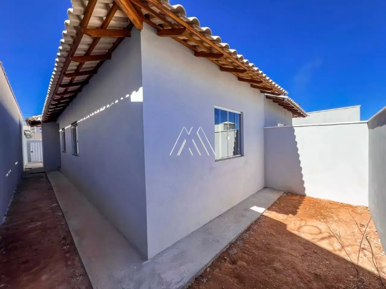 Vendo Casa com 03 Quartos, Cozinha Integrada e 02 Vagas de Garagem