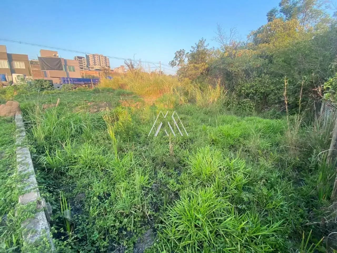 Vendo lote em Itaúna com ótima localização próximo ao centro! — Lote 400 m² no Tropical