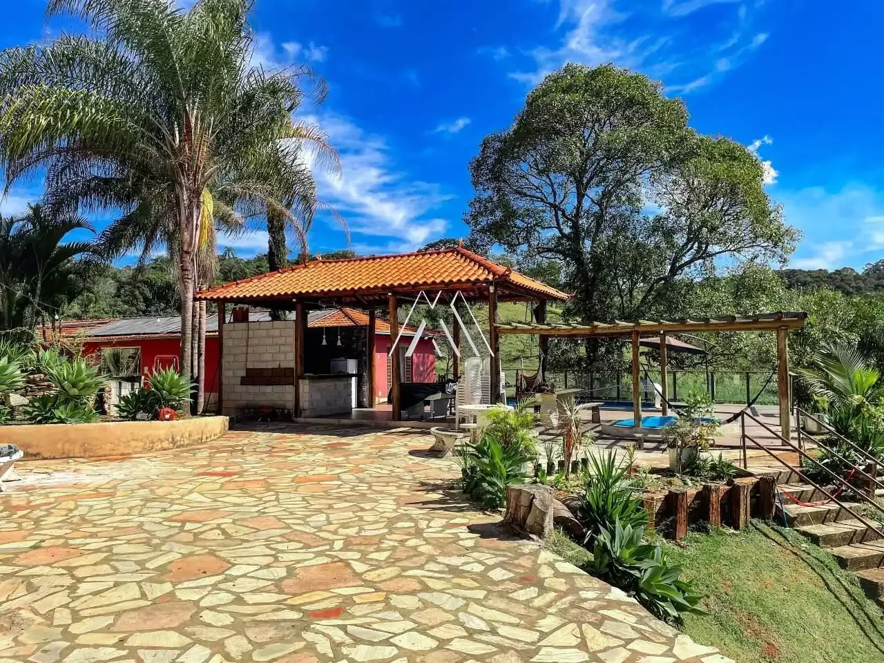 Sítio à Venda Completo a 10 Min do Centro — Porteira Fechada e Piscinas Aquecidas