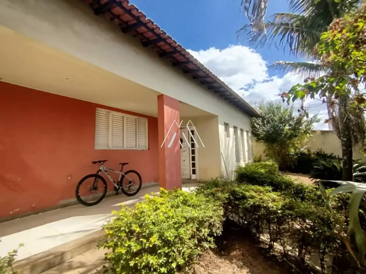 Vendo casa em Itaúna em excelente localização! — 5 quartos no Aeroporto