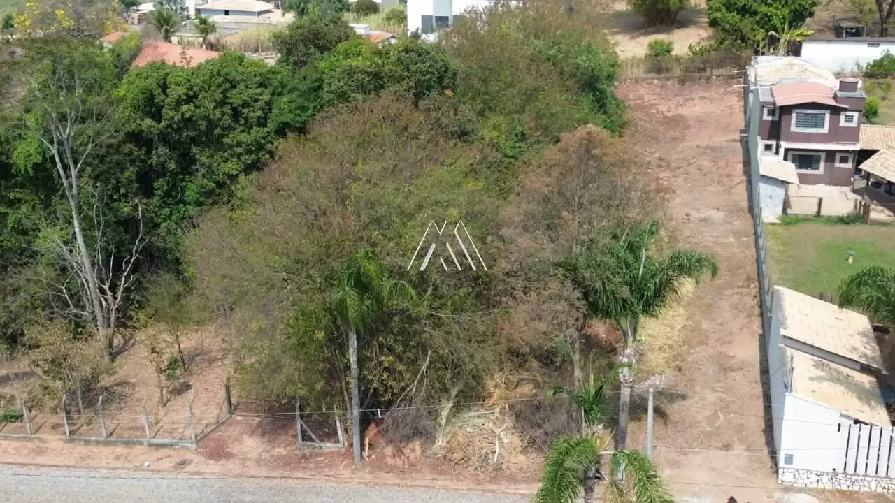 Vendo lote em Itaúna com ótima localização! — 1.375 m² no Garcias
