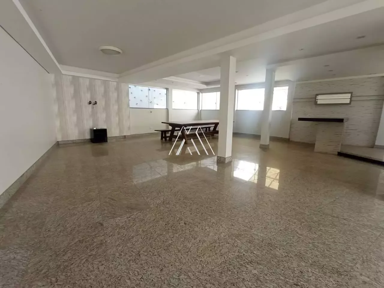 Vendo apartamento em Itaúna com excelente localização! — 3 quartos no Centro