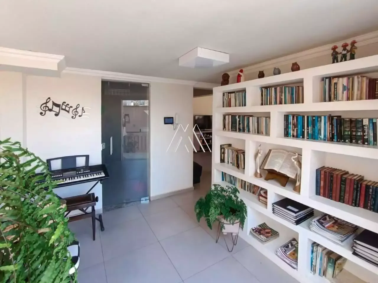 Vendo casa com 03 quartos no bairro Universitário — 360 m²