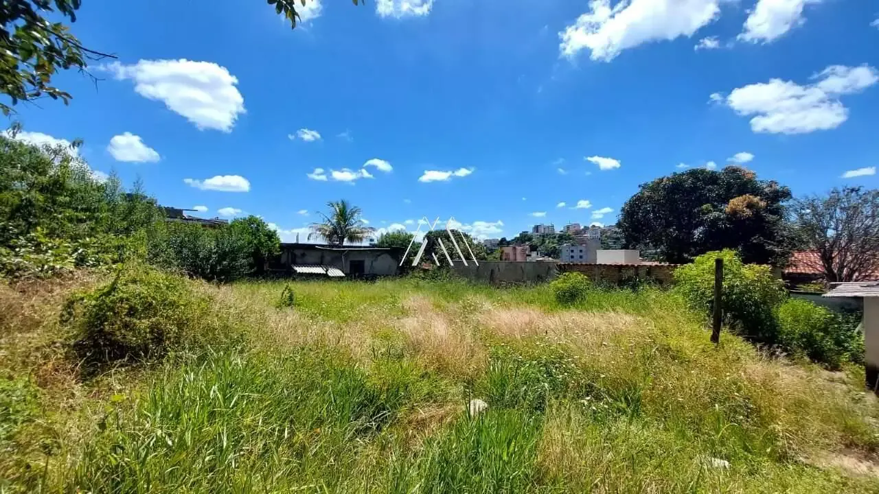 Vendo lote em Itaúna com ótima localização! — 768 m² no Piedade