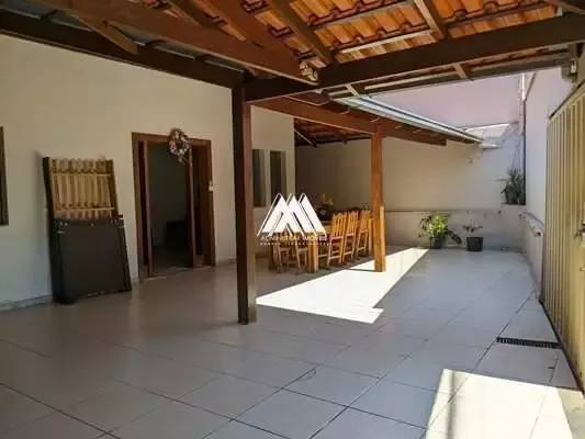 Vendo casa em Itaúna com excelente localização! — 2 quartos no Cerqueira Lima