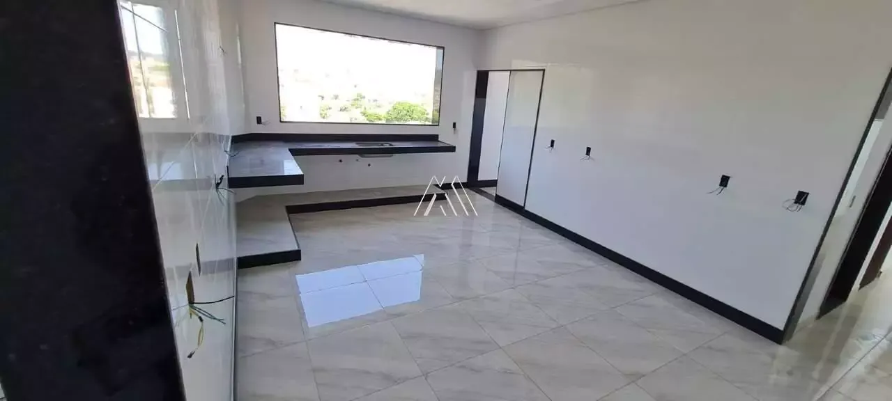 Vendo apartamento em Itaúna com excelente localização! — Cobertura 3 quartos no Santa Mônica