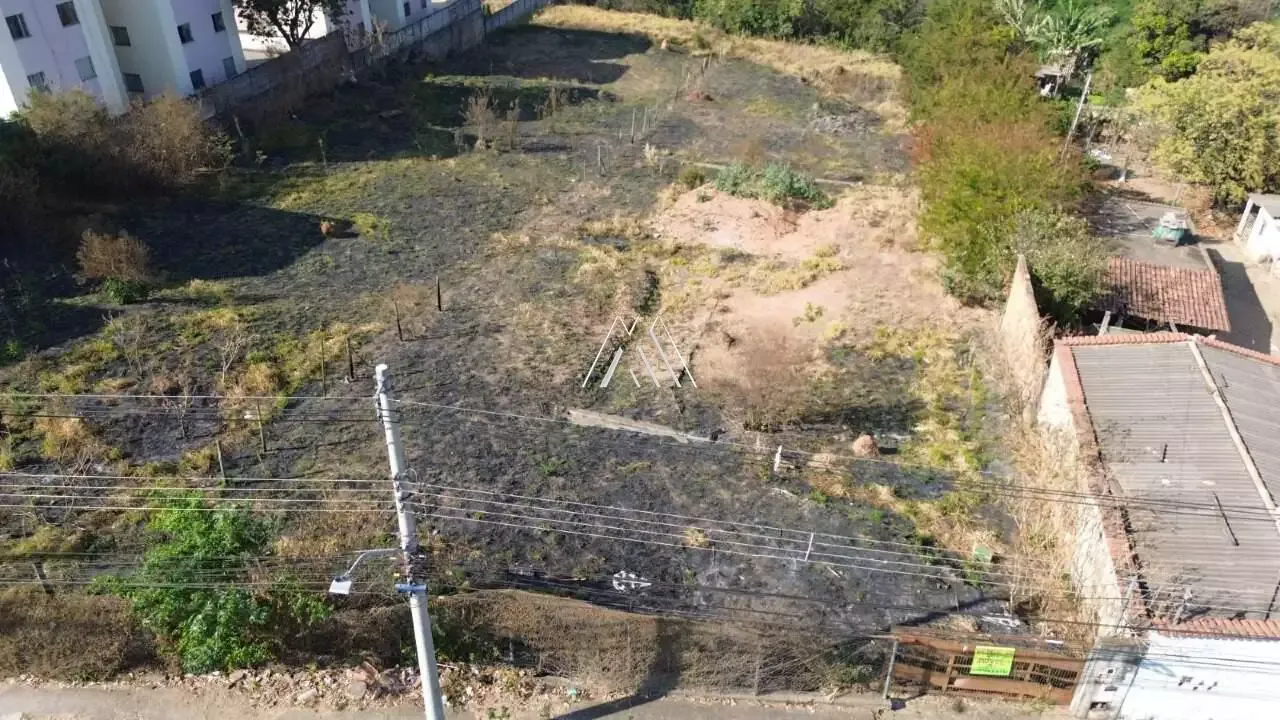 Vendo lote em Itaúna com ótima localização! — 3.250 m² no Alaita