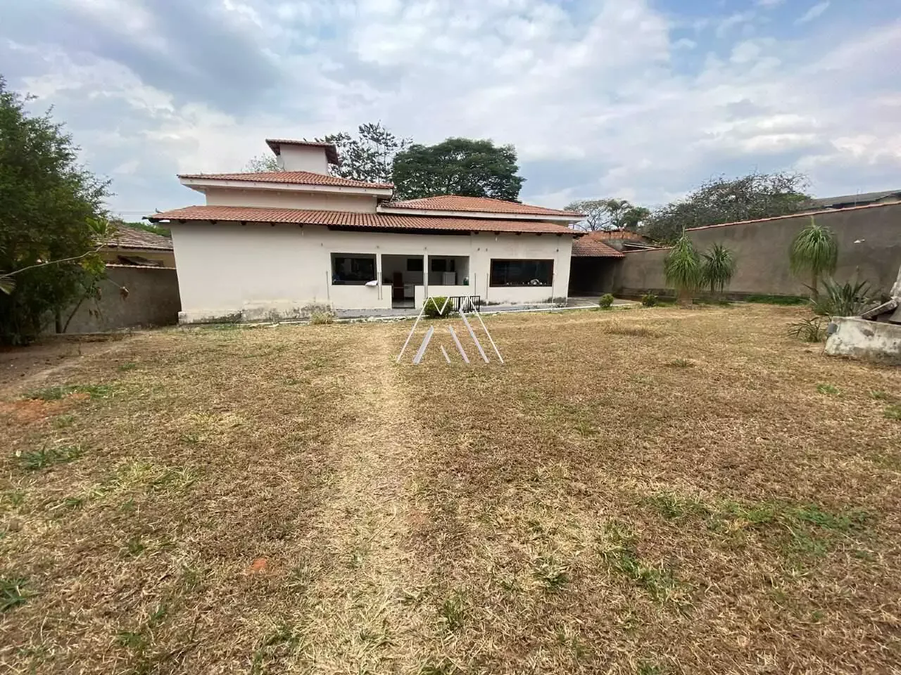 Vendo casa em Itaúna em excelente localização! — Casa 3 quartos no Santanense