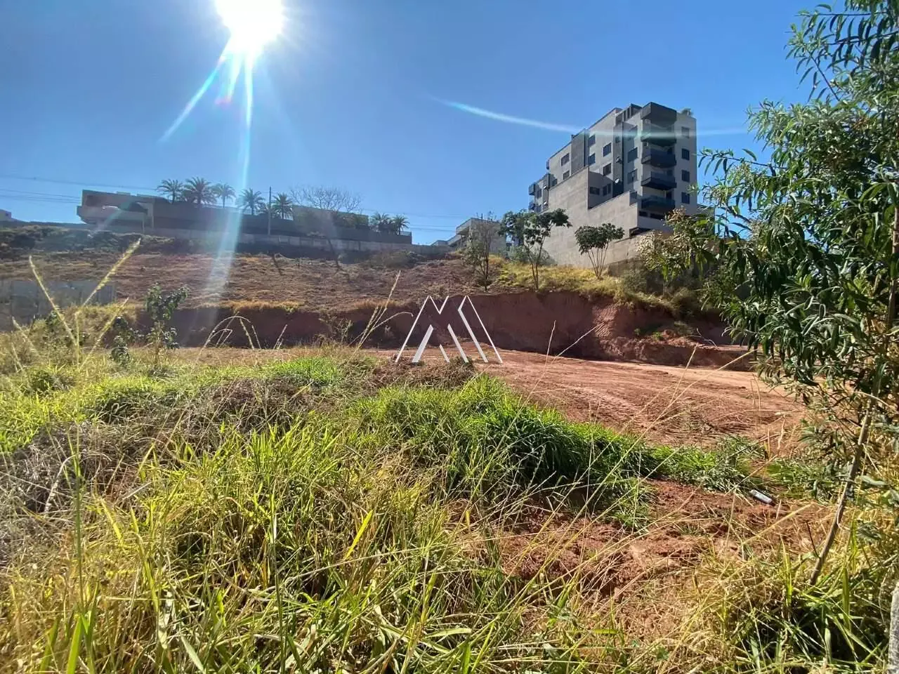 Vendo lote em Itaúna com ótima localização! — 360 m² no Tropical