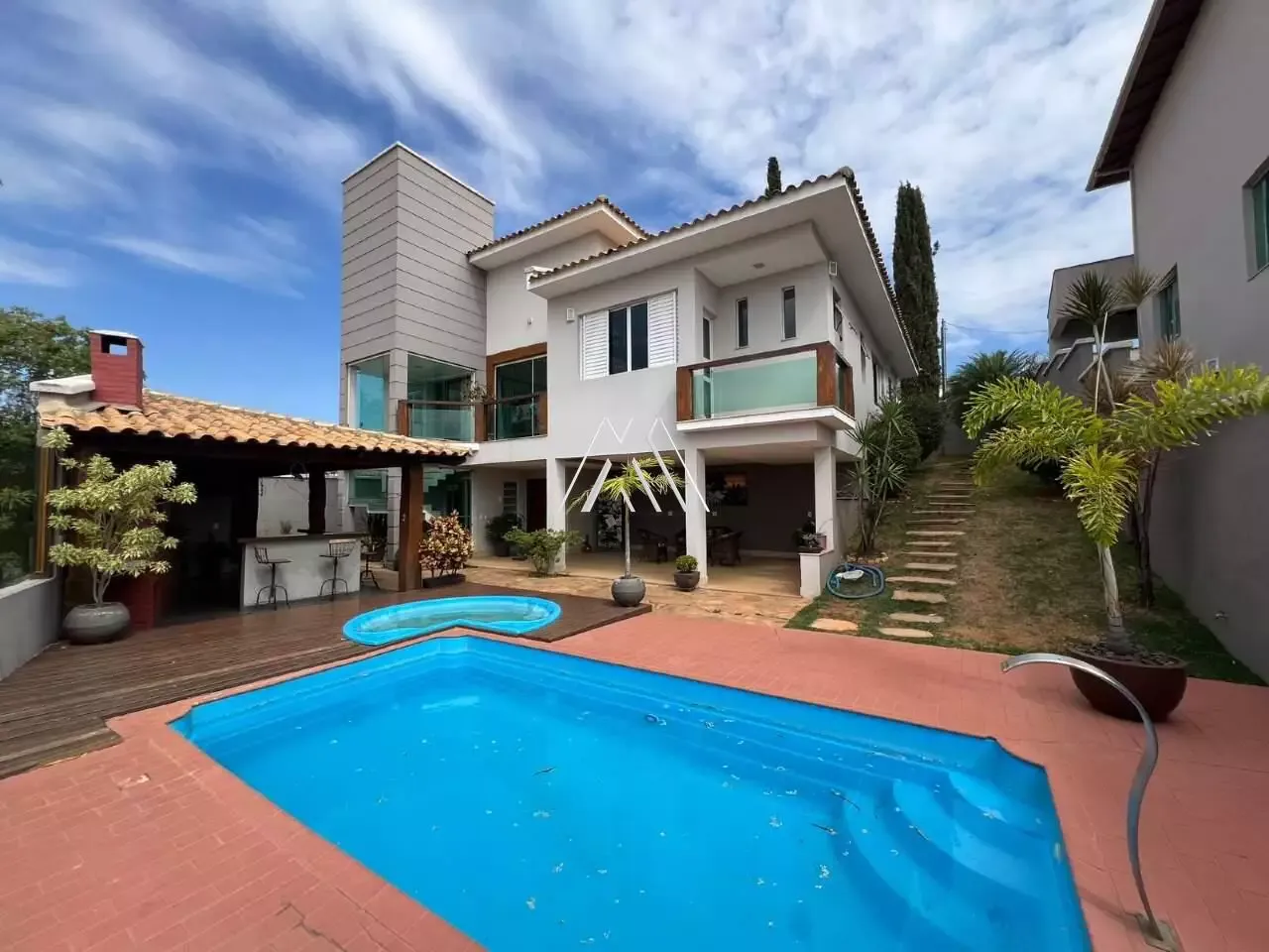 Vendo casa com 03 quartos e com 04 vagas de garagem no Belvedere