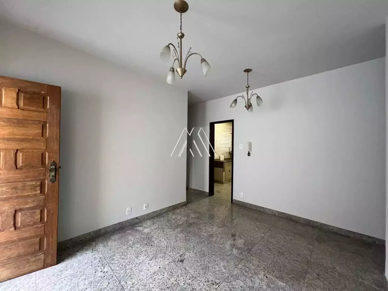 Vendo casa com 03 quartos + 01 escritório no Centro