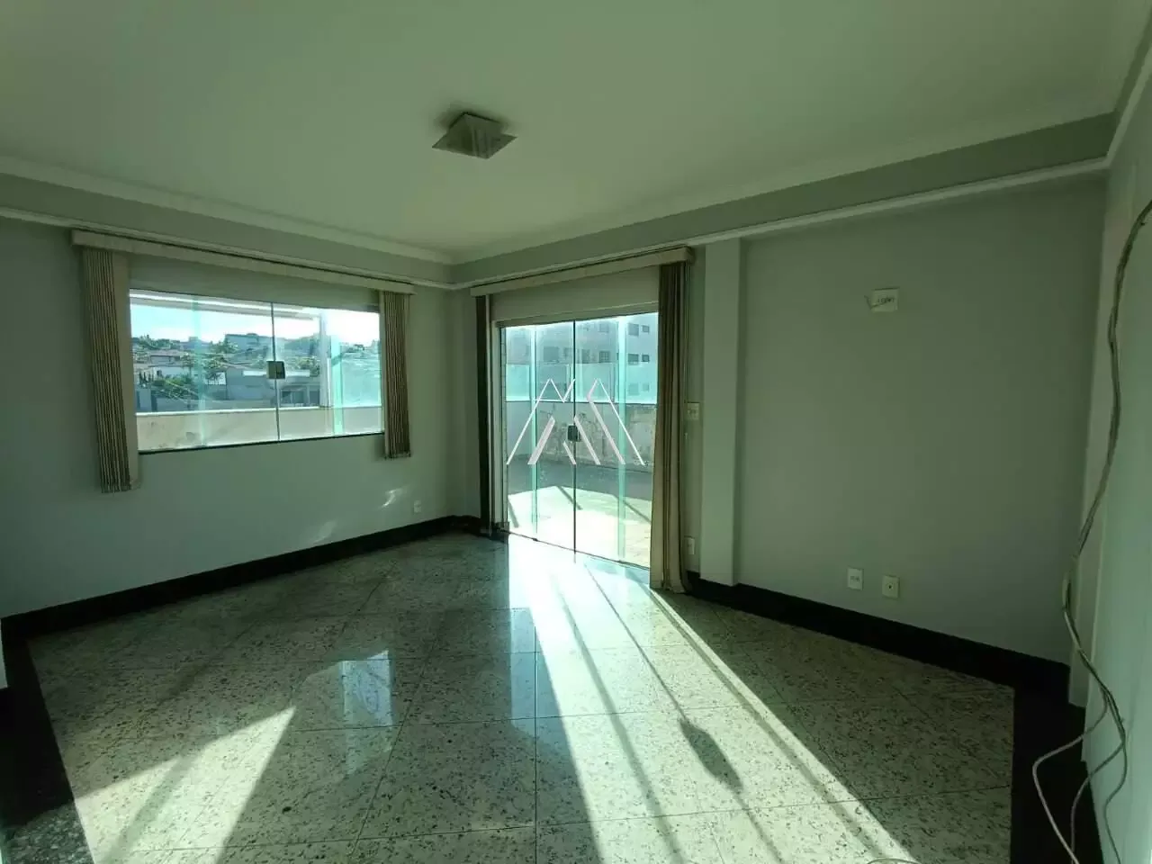 IMÓVEL PARA VENDA - CERQUEIRA LIMA - ITAÚNA MG — Casa 4 quartos, 242 m²