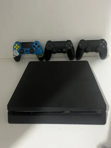 PlayStation 4 + 3 controles