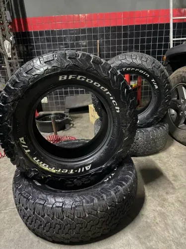 2900,00 o jogo!!! 4 pneus BF Goodrich 265/70R17 muito novos. Jeep, Hilux, S10