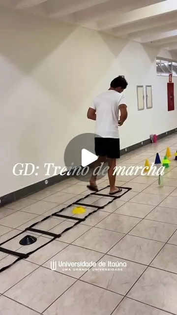Estagiários de Fisioterapia simulam marcha neurológica