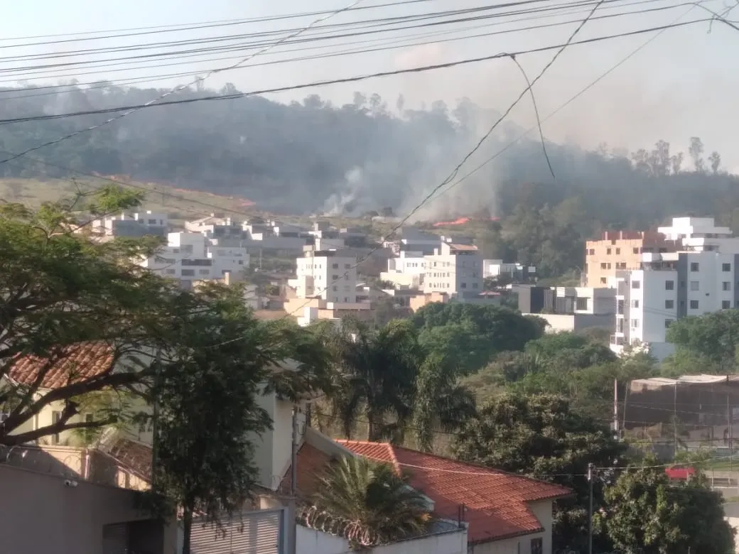 Incêndio consome 20 hectares de área e se aproxima do bairro Tropical