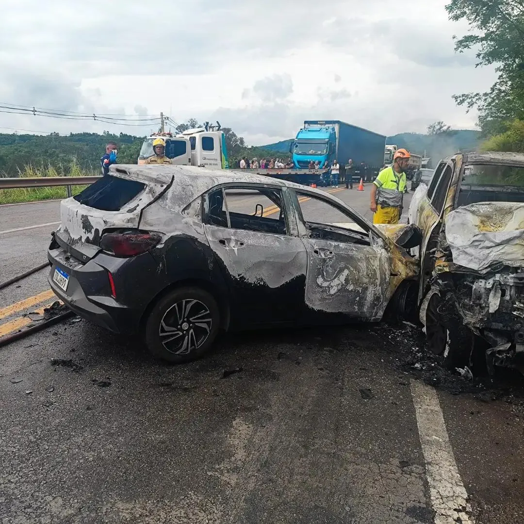 Mãe e filho de 2 anos morrem em grave acidente com quatro veículos na MG-050, em Itaúna