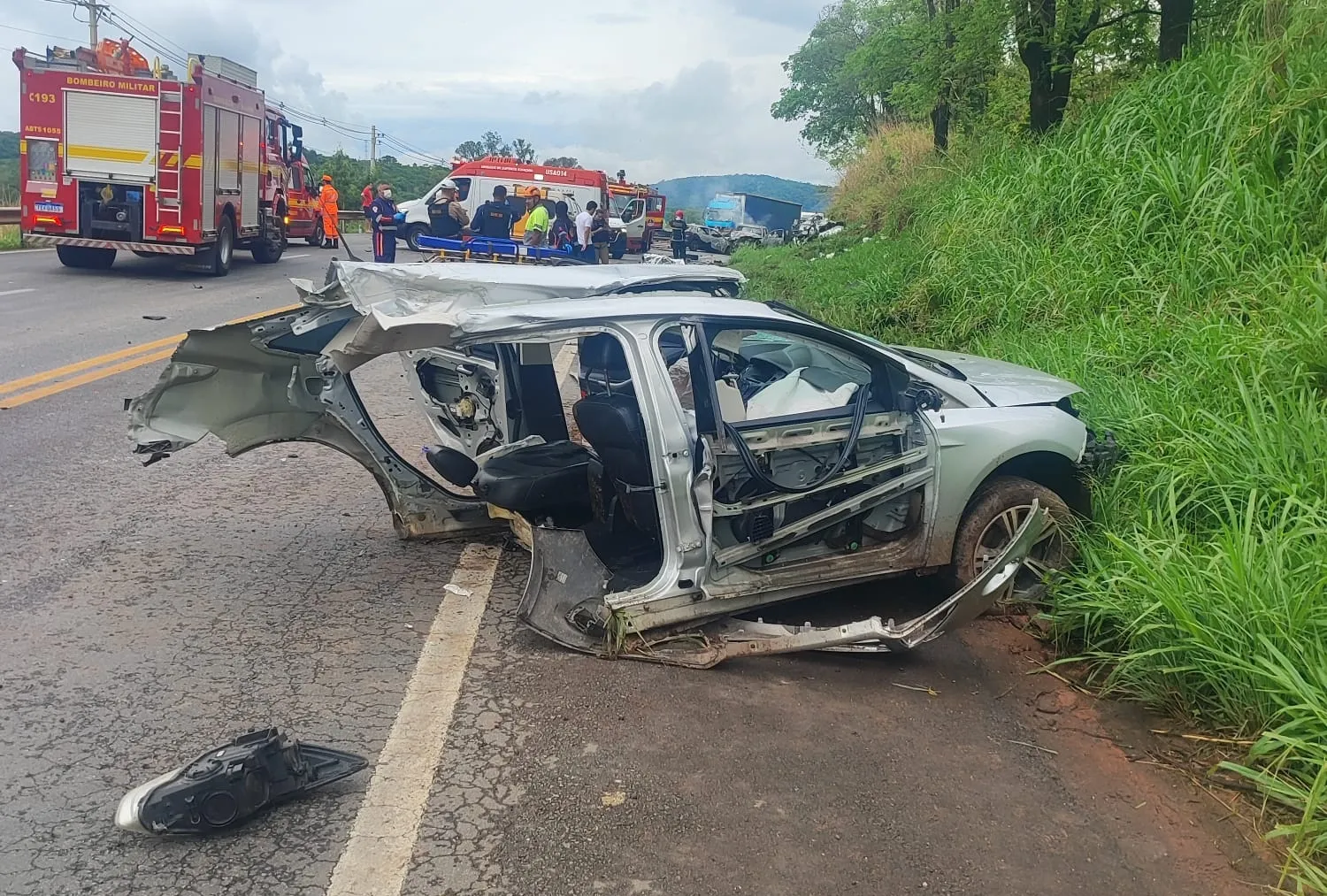 Tragédia na MG-050: mãe e filho perdem a vida após veículo rodar na pista
