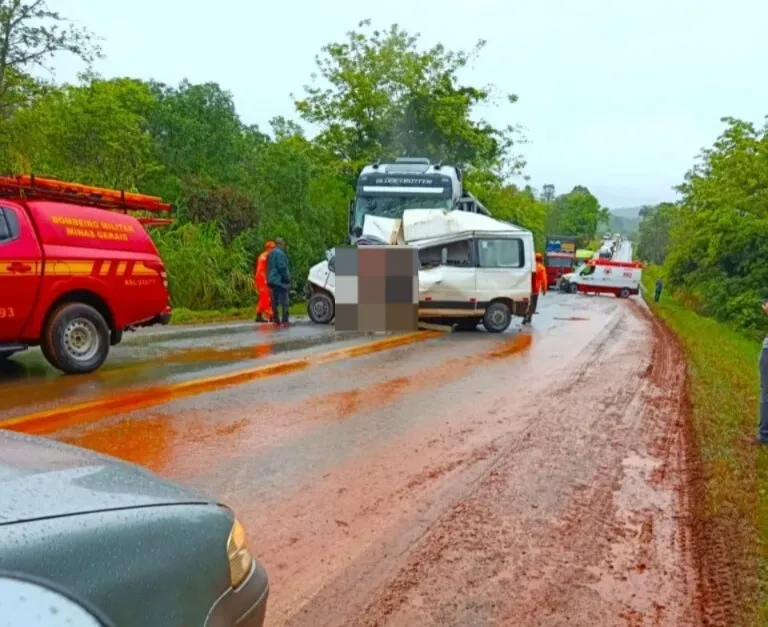 Colisão entre van e carreta deixa mortos e interdita a MG-050
