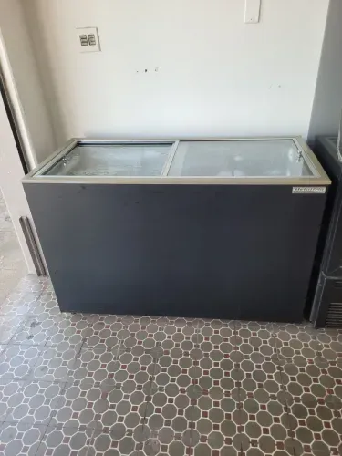 Vende-se freezer horizontal metalfrio. Excelente estado de conservação.