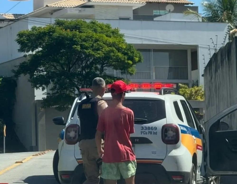 Portando faca, homem ameaça transeuntes em Itaúna e PM é acionada
