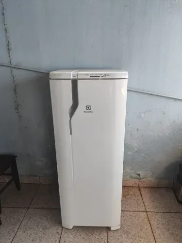 Geladeira 240L Eletrolux