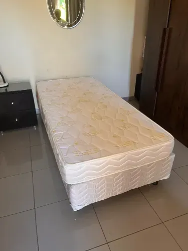 Cama box super conservada