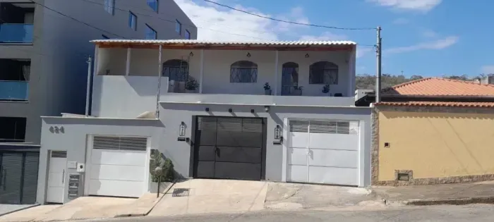 Vende-se estas três casas, ótima opção para investimento!