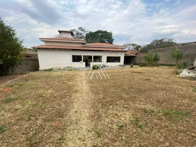 Vendo casa em Itaúna em excelente localização!