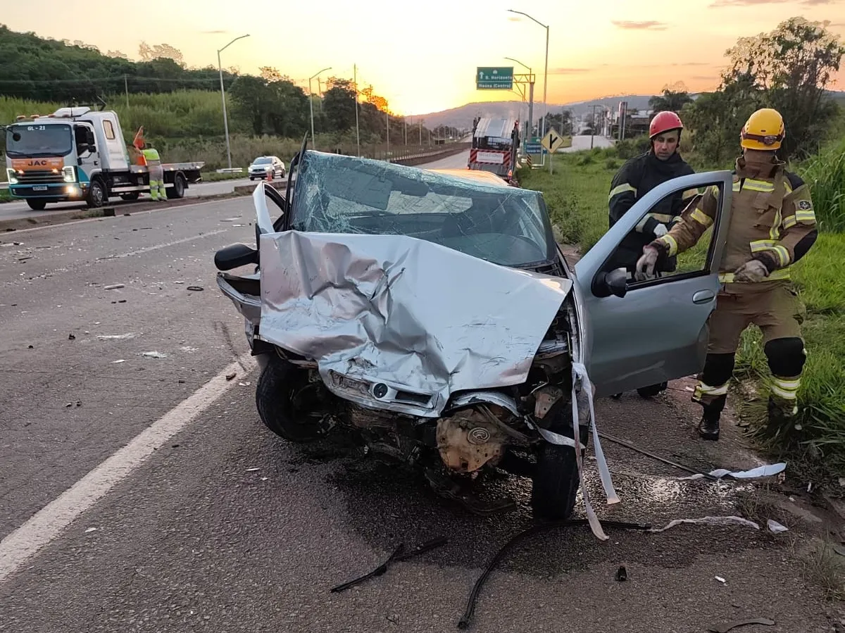 Carro na contramão causa batida frontal na MG-050 próximo ao trevo de Itaúna