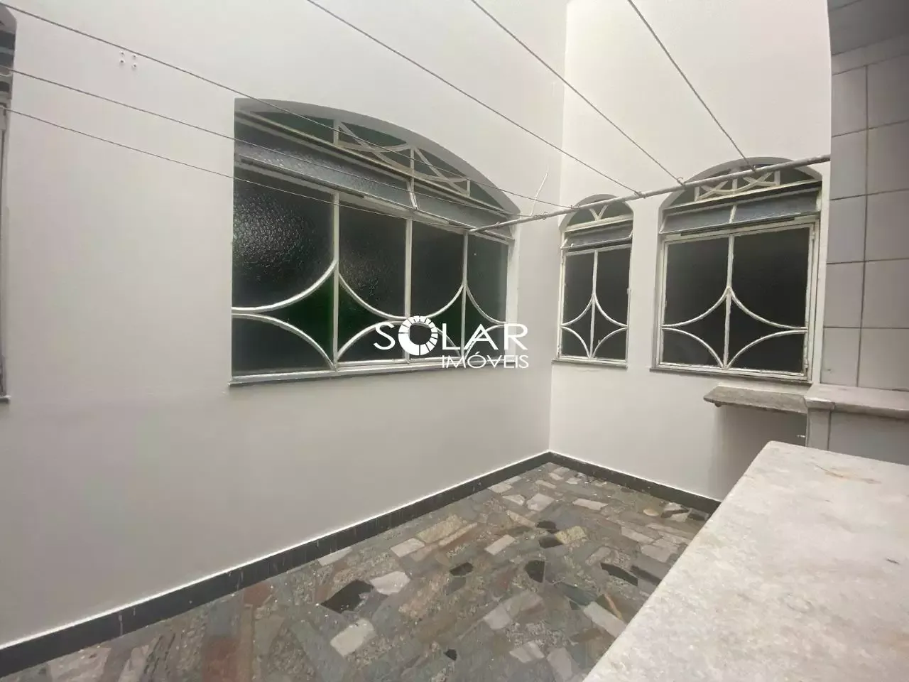 Apartamento com área para locação no Centro
