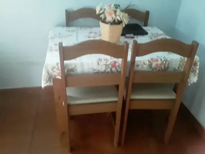 Mesa de Madeira nova com 4 cadeiras com almofada