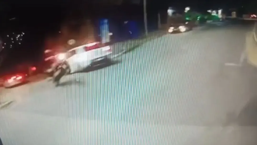 VÍDEO: Adolescente morre após moto bater contra ônibus em MG