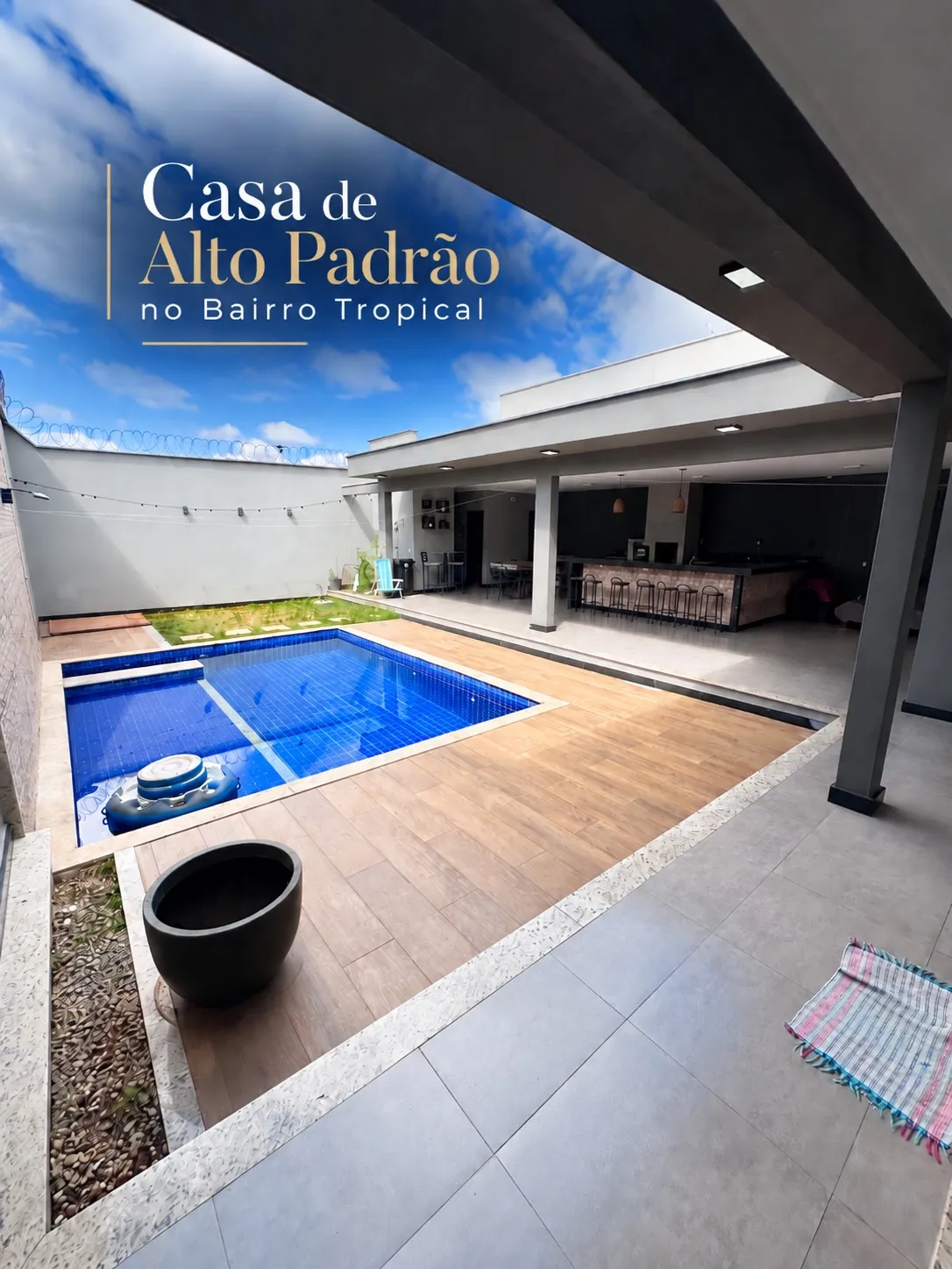 Casa de alto padrão com 3 suítes no Bairro Tropical