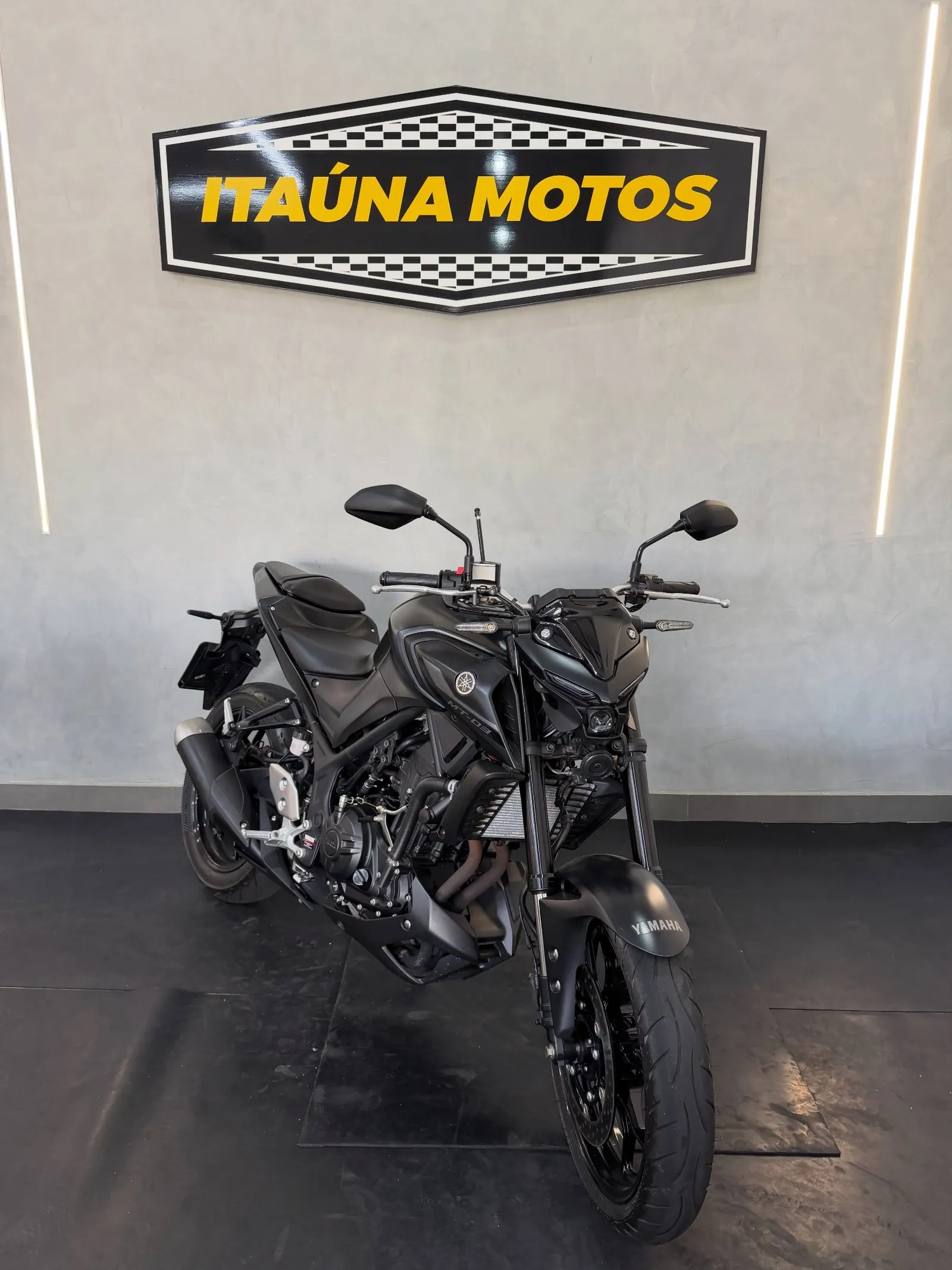 Yamaha MT 03 2023/2024 com 9.000 km à venda