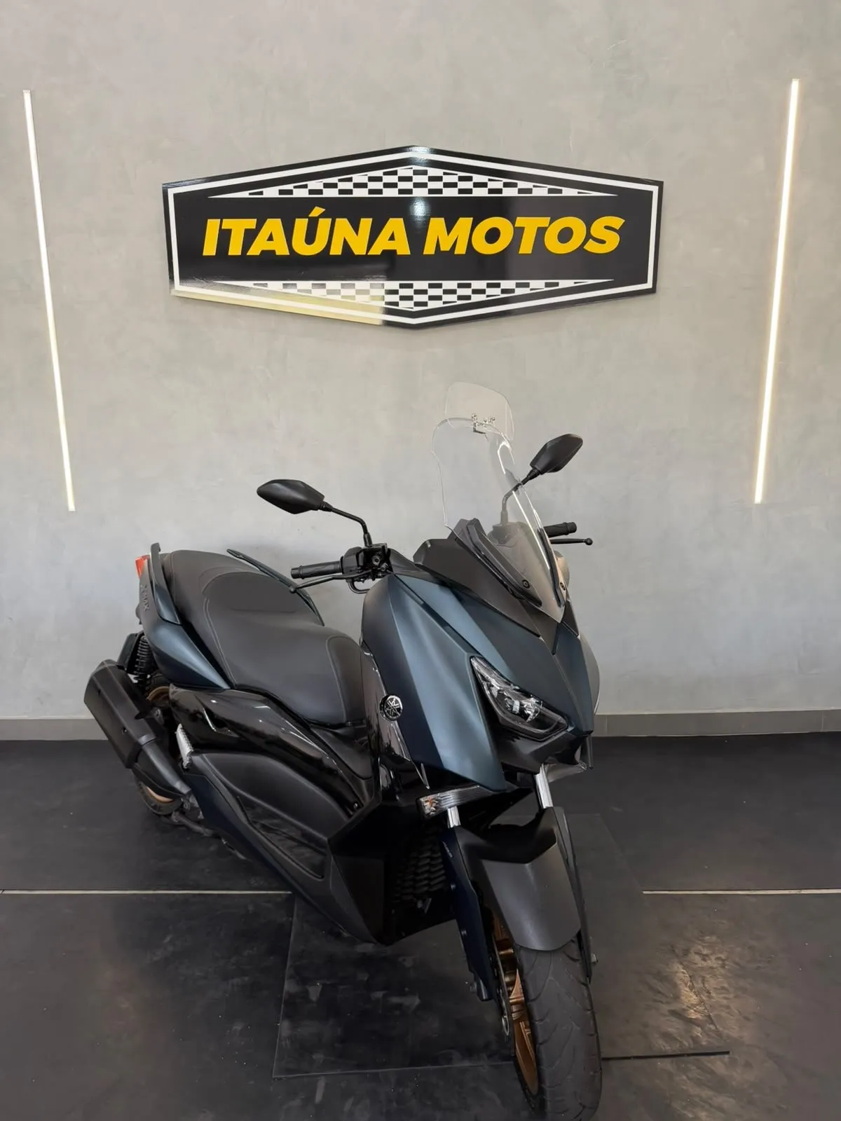 Yamaha X Max 2023 com 7.000 km — à venda