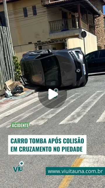 Carro tomba após colisão com picape no Piedade