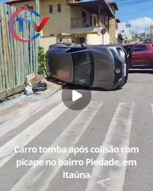 Carro tomba após colisão com picape no bairro Piedade