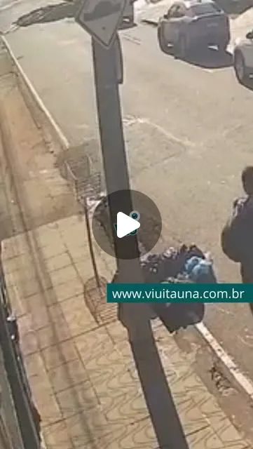 Homem espalha lixo em frente a imóvel no Belvedere