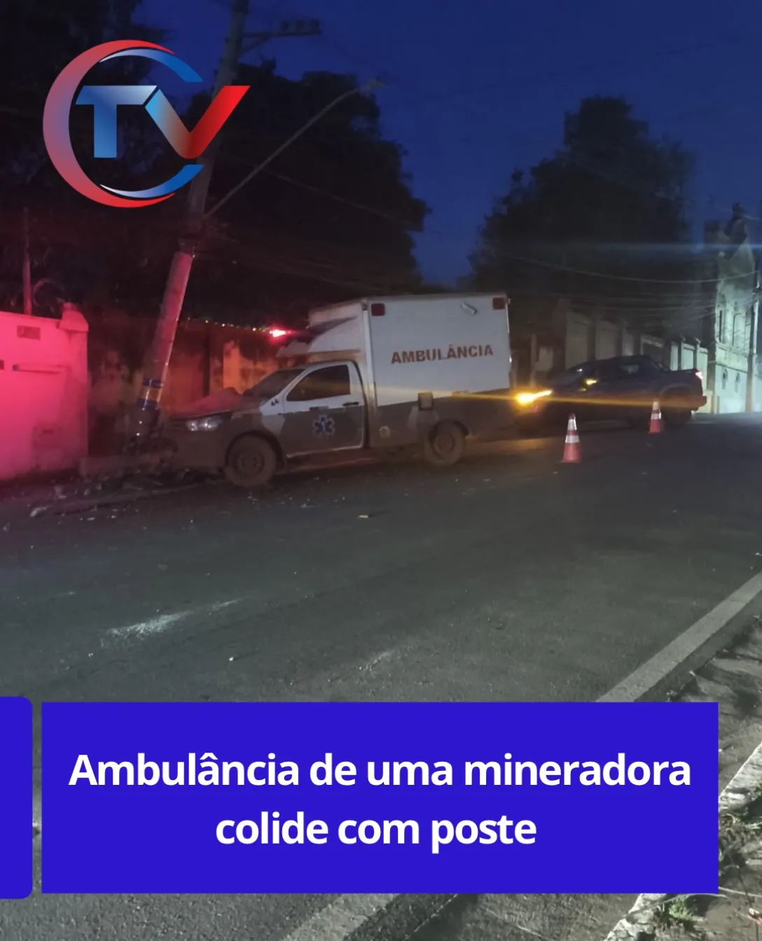 Ambulância de mineradora colide contra poste em Itaúna