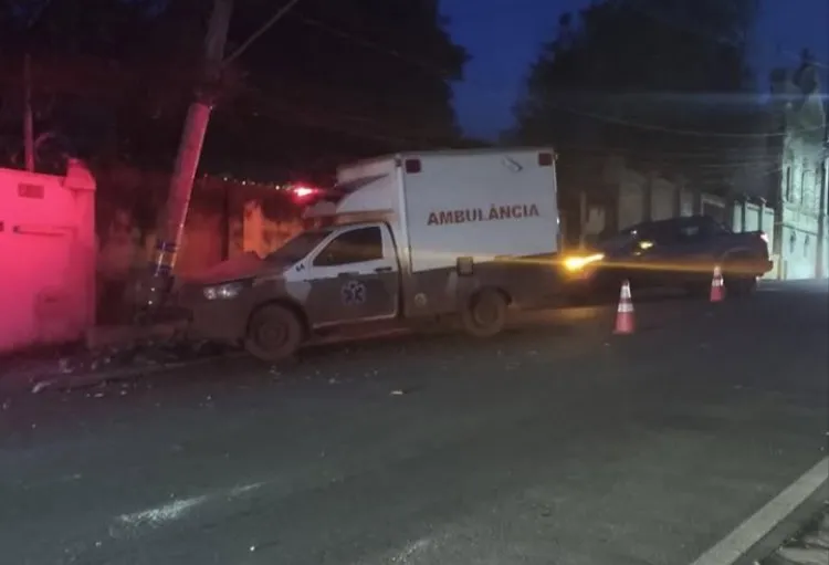 Ambulância de mineradora colide em poste próximo ao hospital