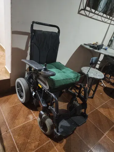 Vendo cadeira de rodas elétrica