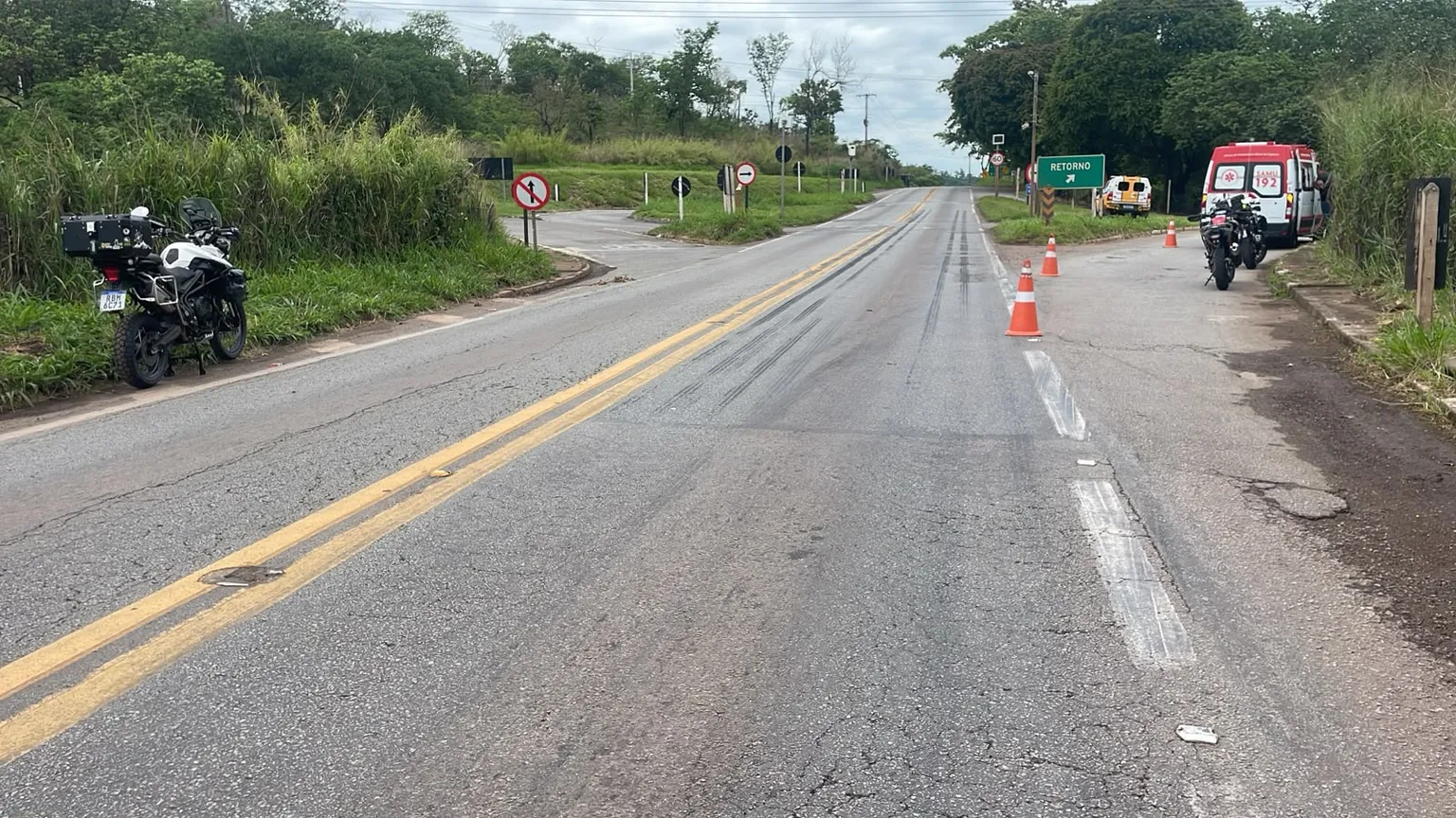 Motociclistas em passeio se envolvem em colisão próximo ao trevo de Santanense