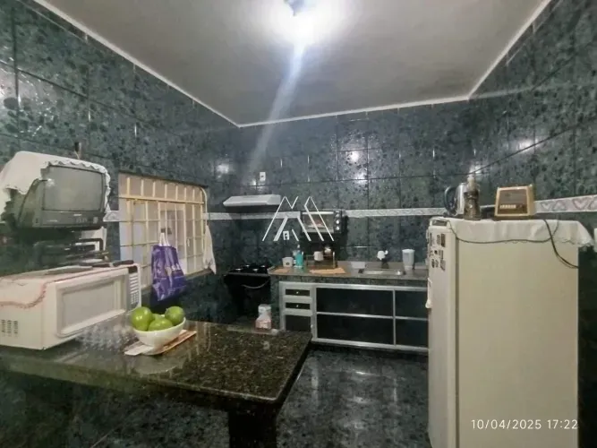 Vendo casa em Itaúna com 03 quartos com excelente localização.