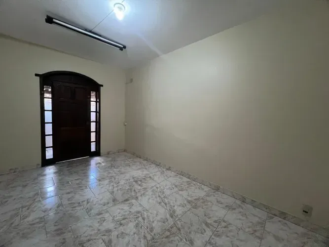 Alugo casa de 2 pavimentos no Padre Eustáquio com ótima localização!