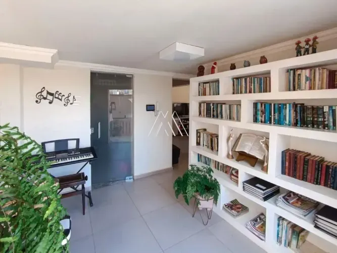 Vendo casa com 03 quartos no bairro Universitário