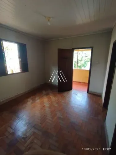 Vendo casa antiga com excelente construção em Itaúna em excelente localização no Santanens
