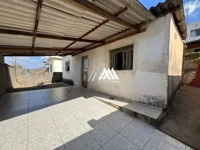 Vendo casa com 03 quartos e 02 vagas de garagem no Lourdes