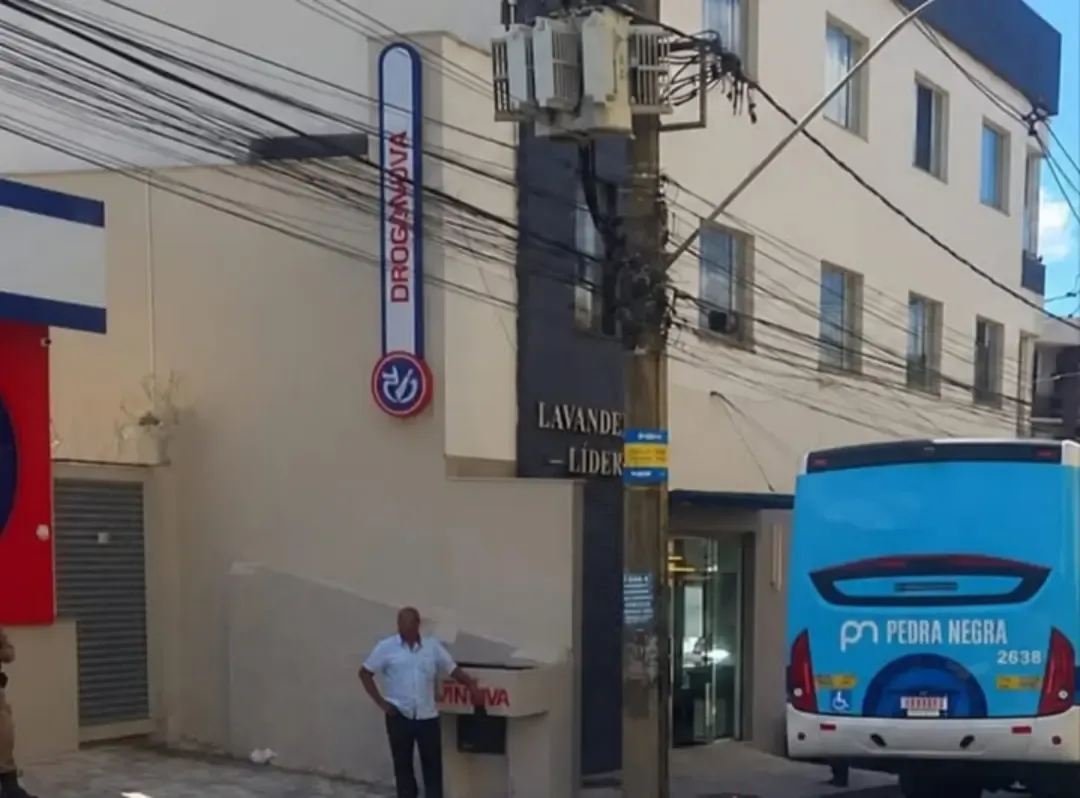 Pedestre é atingido por ônibus no Centro